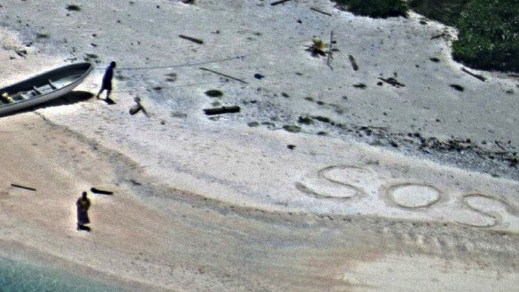 Rescatan a una pareja de una isla deshabitada gracias a un mensaje de SOS en la arena