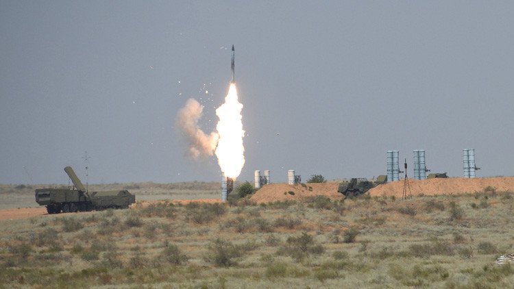 Ayatolá Jameneí: "EE.UU. hizo todo lo posible para privarnos del sistema de defensa antiaérea S-300"