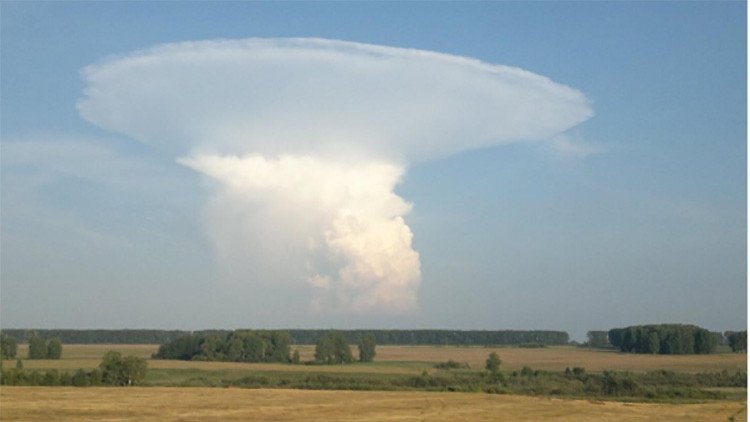 Video, fotos: Una enorme nube de hongo asusta a residentes de Siberia