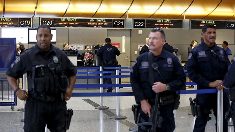 Pánico y confusión por presunto tiroteo en el aeropuerto principal de Los Ángeles