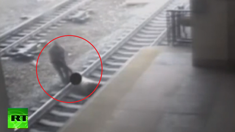 Suicidio frustrado: Policía rescata a un hombre un segundo antes de que pase el tren