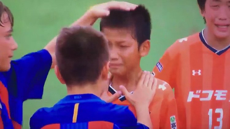 VIDEO: El gesto del equipo infantil del Barça que conmueve al mundo del fútbol