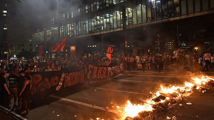 La Policía brasileña utiliza gas lacrimógeno contra seguidores de Rousseff durante una manifestación