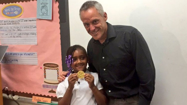 Una niña de 7 años halla una medalla de oro en la basura y se la devuelve a su propietario