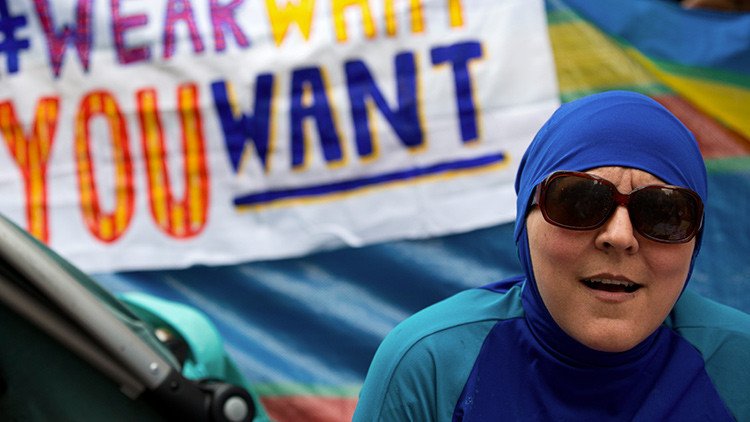 Francia: restauran el derecho de las musulmanas a llevar el 'burkini' en Cannes