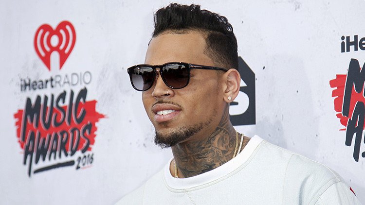 La policía acordona la casa del cantante Chris Brown tras amenazar con una pistola a una mujer