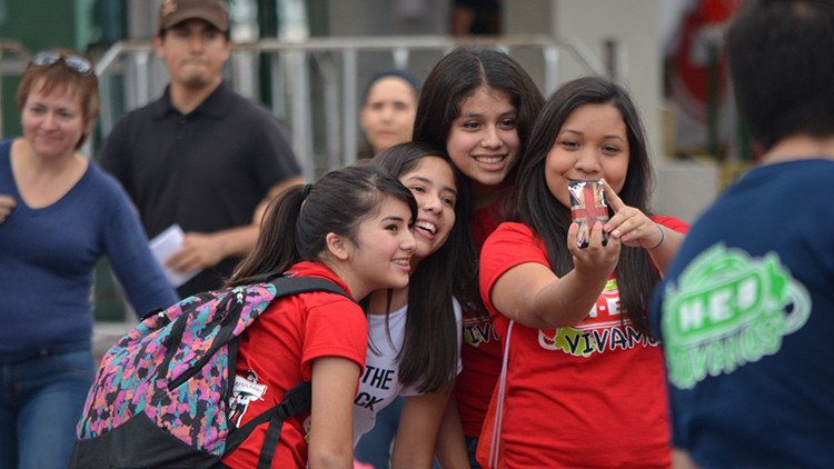 Alerta en las escuelas de secundaria: Manía de los 'selfies' ayuda a la propagación de piojos