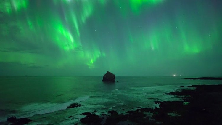 Prepárense para quedarse sin aliento: un dron capta la espectacular aurora boreal sobre Islandia 