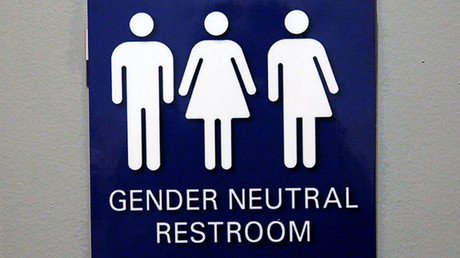 "Terrible": El papa Francisco critica que a los niños se les enseñe que pueden "elegir su género"