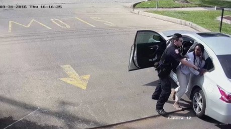 EE.UU.: Una mujer llama al 911 por tener miedo a un agente y es arrestada enseguida (video)