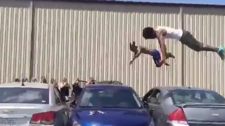 Los Juegos Olímpicos callejeros: dos gimnastas saltan sobre tres autos en una espectacular acrobacia