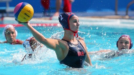 La NBC muestra el pecho descubierto de una  jugadora de waterpolo durante un forcejeo 