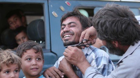 Las mujeres queman los nicabs y los hombres se afeitan: El Estado Islámico es expulsado de Manbij