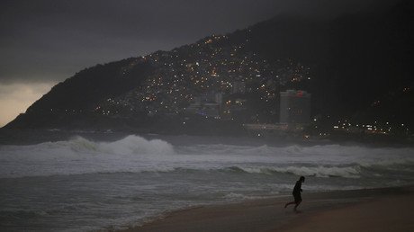 Prohíben a los deportistas australianos salir a la playa al anochecer