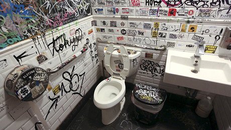 Camionero conoce al amor de su vida tras encontrar un teléfono escrito en la pared de un váter