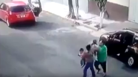 Mujer logra rescatar a sus hijos de los ladrones que le robaban su camioneta