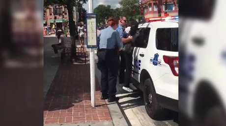 Tratamiento brutal de la Policía de Washington a una mujer afroamericana (VIDEO)