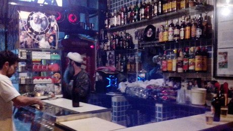 Atletas olímpicos y visitantes se relajan en Río en 'el bar de Bin Laden' (fotos)