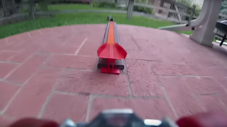 El increíble viaje de un carrito de Hot Wheels por 8 'túneles teletransportadores'