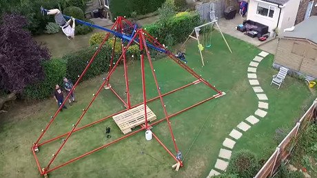 Inventa un columpio de 360 grados y este le juega una mala pasada