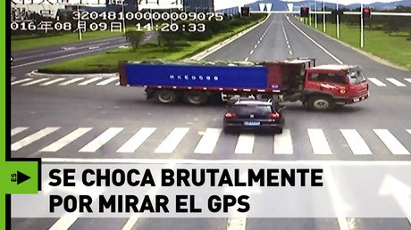 Se choca brutalmente por estar mirando el GPS y sobrevive para contarlo 