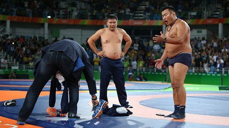 Desnudos y furiosos: entrenadores de luchador mongol se desvisten en protesta tras perder el bronce