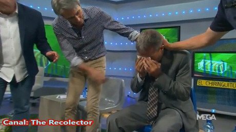 No fue su mejor noche: le roban la silla y se lleva un pelotazo en la cara en directo