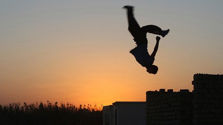 VIDEO: Quiso impresionar a una joven y terminó atrapado entre dos edificios y con un tobillo roto 