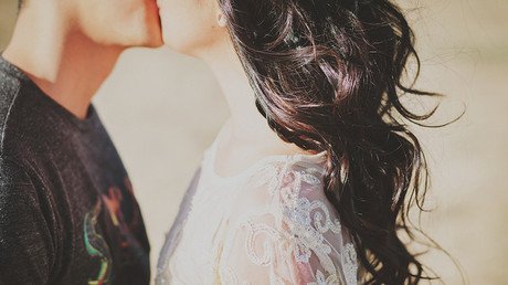 'Beso letal': Muere un joven mexicano tras un chupetón de su novia en el cuello