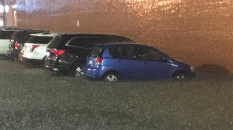 Un fuerte aluvión inunda Kansas y causa pánico en la ciudad (Videos)