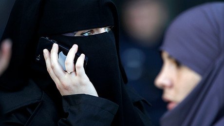 El dueño de un restaurante francés se niega a servir a dos musulmanas