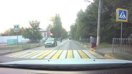 Este motociclista se despista un momento y casi le cuesta la vida 