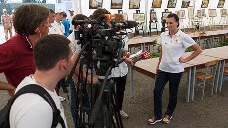 Video: Isinbáyeva se entrena con los pilotos de la base aérea rusa en Siria