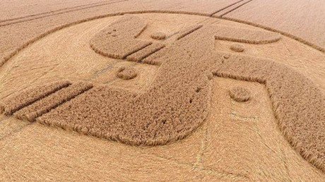 Una esvástica gigantesca aparece en un campo de Inglaterra (VIDEO)