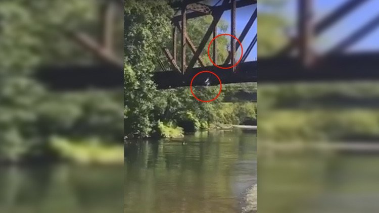 Lanzan a un río a un niño de 4 años desde un puente de 8 metros (Video)
