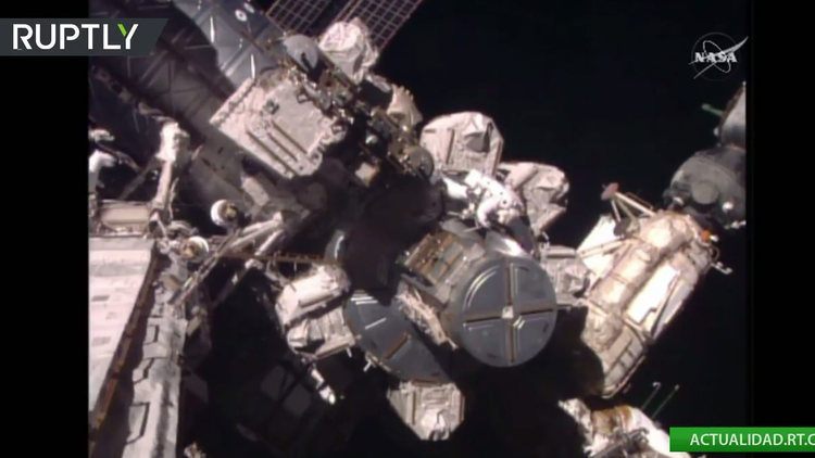 Video: Astronautas de la EEI realizan una caminata espacial