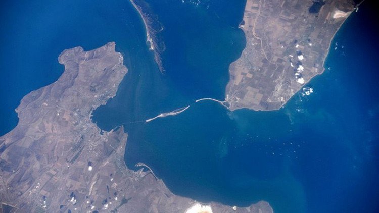 Fotos: El puente entre Crimea y la Rusia continental visto desde el espacio