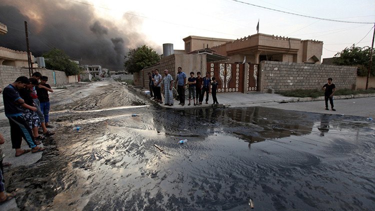 ¿Por qué el Estado Islámico inunda con crudo las calles de una ciudad iraquí? 