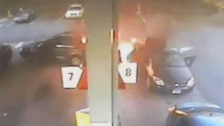 Una mujer salva a sus hijos segundos antes de incendiarse una gasolinera (VIDEO)