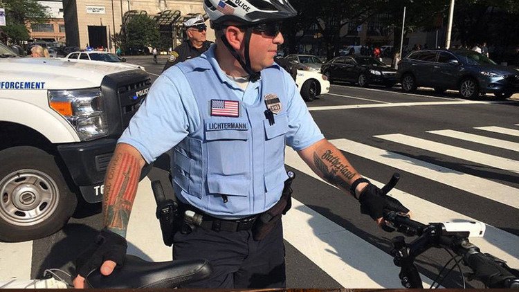 El tatuaje de un policía de EE.UU. desata controversia
