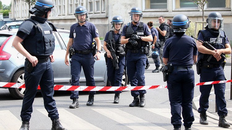 Apuñalan a una agente de Policía cerca de París