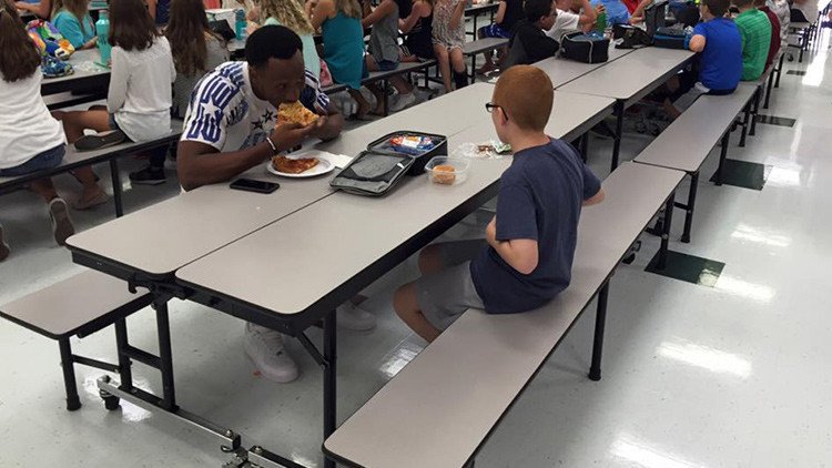 El conmovedor gesto de una estrella del fútbol americano con un niño autista