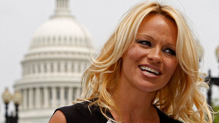 Pamela Anderson protesta contra la pornografía, que "descompone el alma"