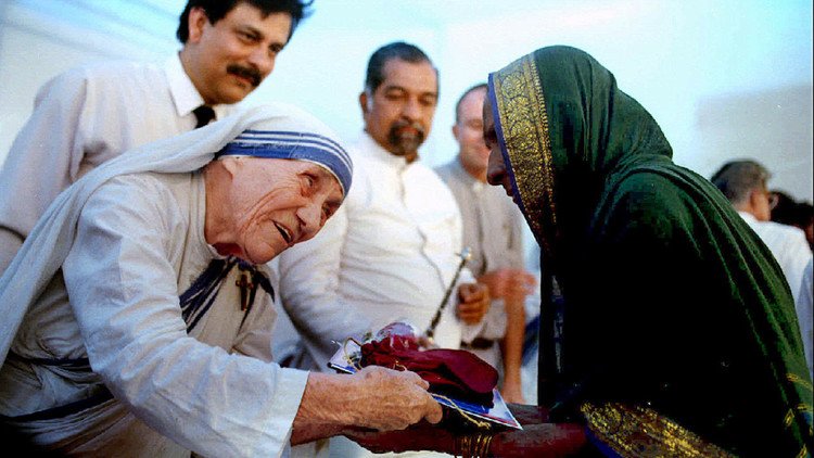Canonización de la madre Teresa: ¿por qué se convierte en santa 'la madre de los pobres'?
