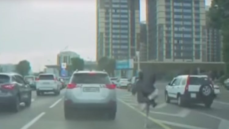 'A lo Borat': Hombre vence el tráfico en hora punta montando un avestruz   