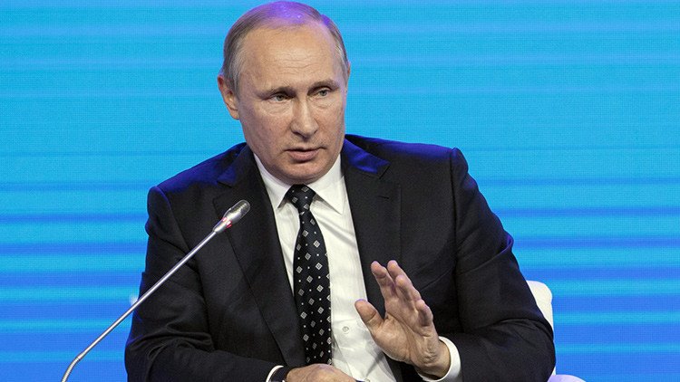 Putin: "Intentos de democratización llevan a la destrucción de Estado y al incremento de terrorismo"