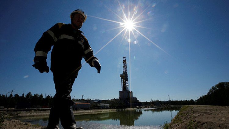 Los precios del petróleo suben tras el llamado a la cooperación por parte de Rusia y Arabia Saudita 