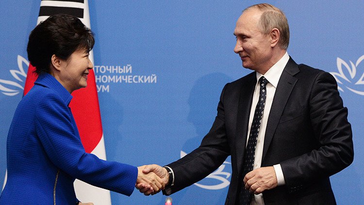 La presidenta surcoreana recibe un regalo sorpresa de parte de Vladímir Putin