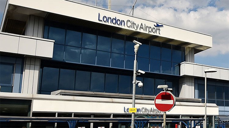 El aeropuerto London City Airport interrumpe sus vuelos por protestas
