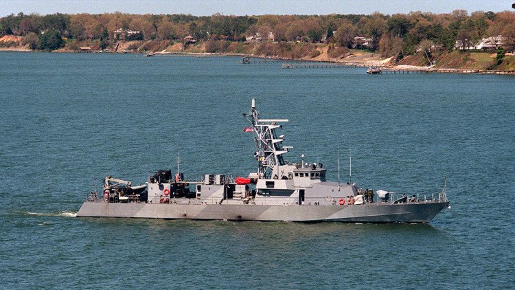 Fuerzas iraníes obligan a un buque militar estadounidense a modificar su rumbo en el golfo Pérsico